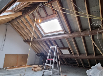 Aménagement d'un grenier à Charleroi - combles à l'etat brut