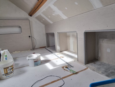 Aménagement d'un grenier à Charleroi - Placement des cornières pour l'enduisage du gyproc