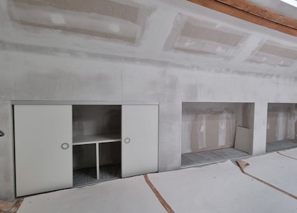 Aménagement d'un grenier à Charleroi - Aménagement des placards - portes coulissantes et rangement interieur