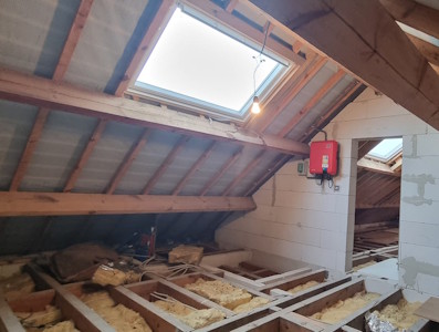 Aménagement d'un grenier à Liège - Grenier à l'état brut