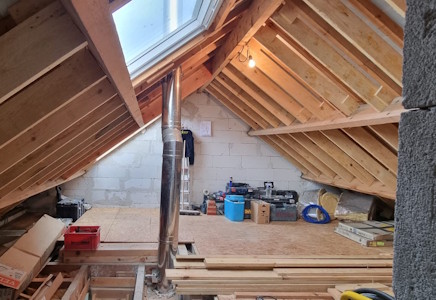 Aménagement d'un grenier à Liège - Jumelage des chevrons de toiture pour plus d'épaisseur de cellulose