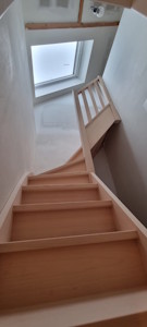 Aménagement d'un grenier à Liège - Vue du bas de l'escalier sur mesure en hêtre