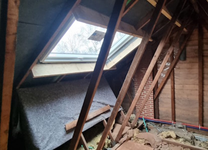 Aménagement d'un grenier à Gembloux - Pose de fenêtre de toit Velux GPL UK04