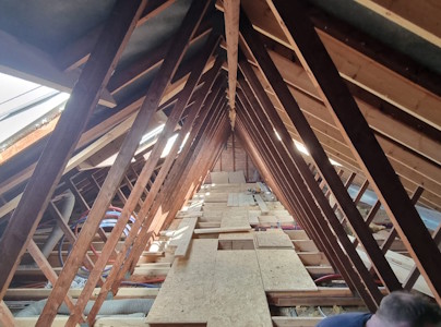 Aménagement d'un grenier à Gembloux - Avancement d'une transformation de charpente préfabriquée en W