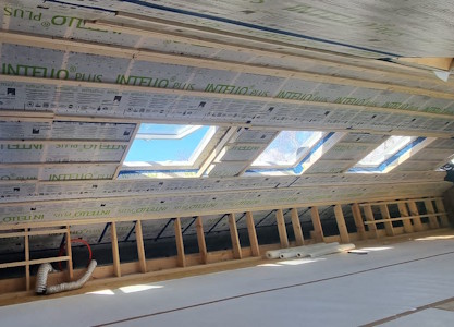 Aménagement d'un grenier à Gembloux - Etanchéité à l'air au niveau des Velux avec du TESCON VANA et ORCON F