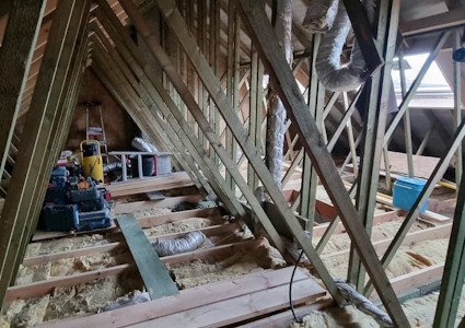 Aménagement d'un grenier à Nivelles - Pose des Velux GPL UK04 2070 lors d'une transformation de charpente préfabriquée (type W)