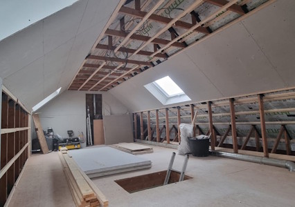 Aménagement d'un grenier à Wavre - Pose des plaques de plâtre en versant de toiture