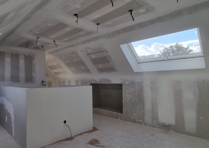 Aménagement d'un grenier à Wavre - Réalisation des enduits sur les plaques de plâtre (vue 3)