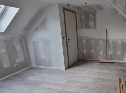 Aménagement d'un grenier à Wavre - Pose d'une porte à peindre