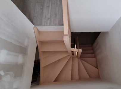 Aménagement d'un grenier à Wavre - Pose d'un escalier sur mesure en hêtre massif