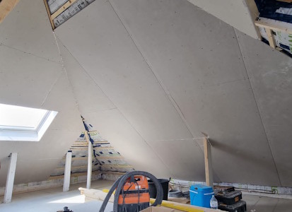 Aménagement d'un grenier à Braine L'Alleud - Placement du gyproc en versant de toiture