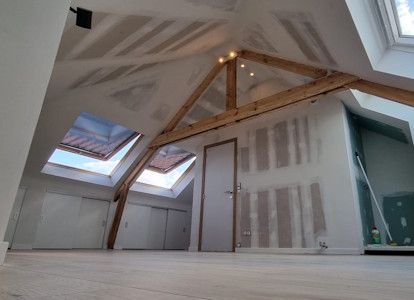 Aménagement d'un grenier à Braine L'Alleud - Grenier terminé - vue porte et placards