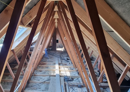 Aménagement d'un grenier à Mons - Début de la transformation de charpente préfabriquée type W