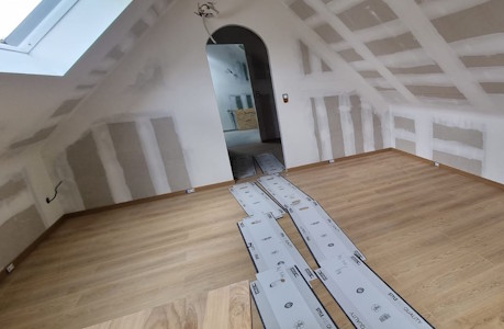 Aménagement d'un grenier à Mons - Parquet terminé dans la chambre (vue 2)