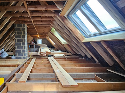 Aménagement d'un grenier à Overijse - Jumelage des chevrons de toiture pour que le gyproc soit bien droit