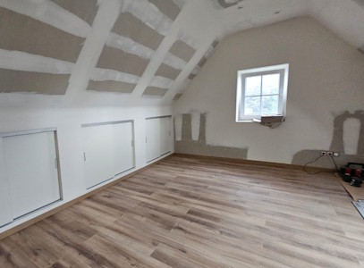 Aménagement d'un grenier à Overijse - Pose du parquet stratifié et des plinthes