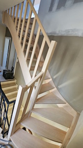 Aménagement d'un grenier à Overijse - Placement de l'escalier sur mesure en hêtre massif