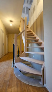 Aménagement d'un grenier à Overijse - Placement de l'escalier sur mesure en hêtre massif (vue 2)