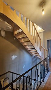 Aménagement d'un grenier à Overijse - Placement de l'escalier sur mesure en hêtre massif (vue 3)