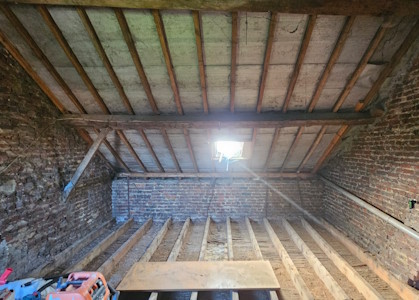 Aménagement d'un grenier à Waterloo - Jumelage des gitages pour un plancher bien droit et une épaisseur suffisante d'isolation