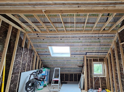 Aménagement d'un grenier à Waterloo - Etanchéité à l'air en versant de toiture + insufflation de cellulose IQ3 + début des cloisons
