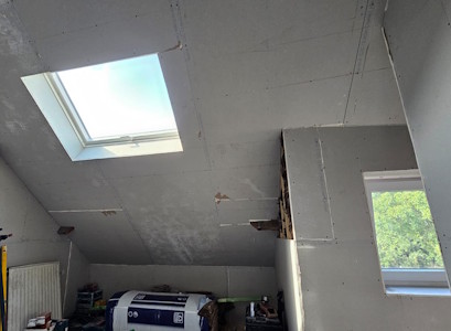 Aménagement d'un grenier à Waterloo - Recouvrement des versants de toiture avec les plaques de plâtre