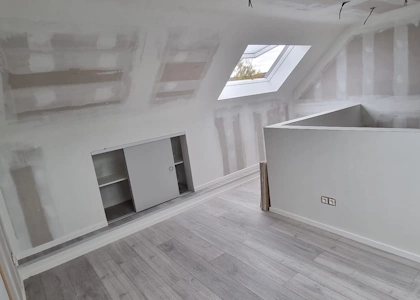 Transformation de charpente préfabriquée en W - Volume aménagé, parquet posé